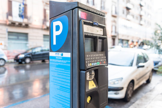 Parcometro in una strada di citt&agrave;, funzionante con denaro contante e con carte di credito.