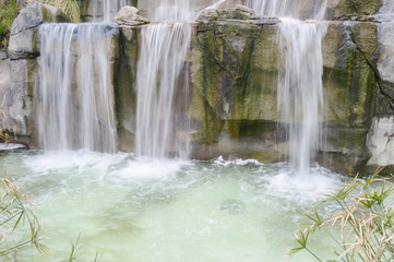 Cascada fluyendo