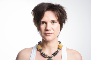 h&uuml;bsche junge Frau mit kurzen Haaren 