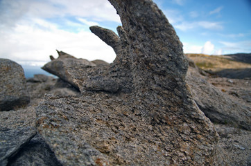 Nahaufnahme von Gesteinsformation im Hochgebirge