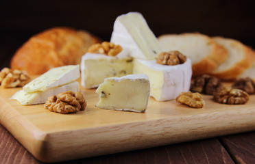 сыр камамбер с грецким орехом и багетом