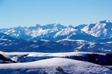 панорамный вид на снежные вершины, горы Северного Кавказа, зимний пейзаж - obrazy, fototapety, plakaty