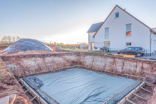 Baugrundst&uuml;ck mit Bodenplatte, Hausbau