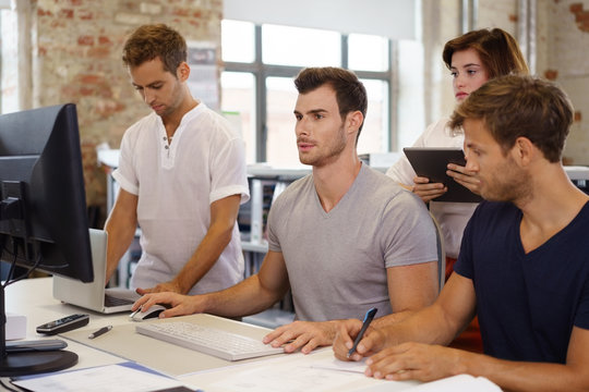 junge unternehmer arbeiten zusammen am computer