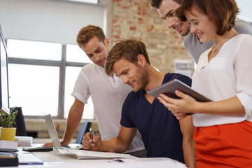 Fototapeta premium motiviertes junges team arbeitet zusammen an einem projekt