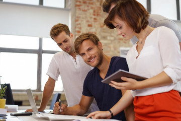 erfolgreiches junges team im büro