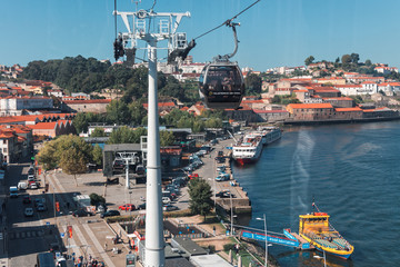 Obraz premium The view from the gondola hanging Katatni road from the embankment of the river Douro to the top of the Bridge of Don Luis
