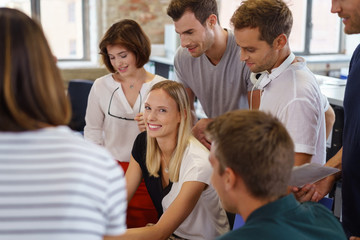 Obraz premium junges team arbeitet zusammen