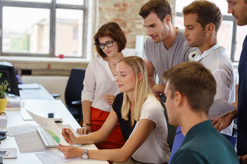 junges team analysiert die zahlen