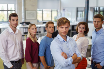 entschlossenes team steht im büro