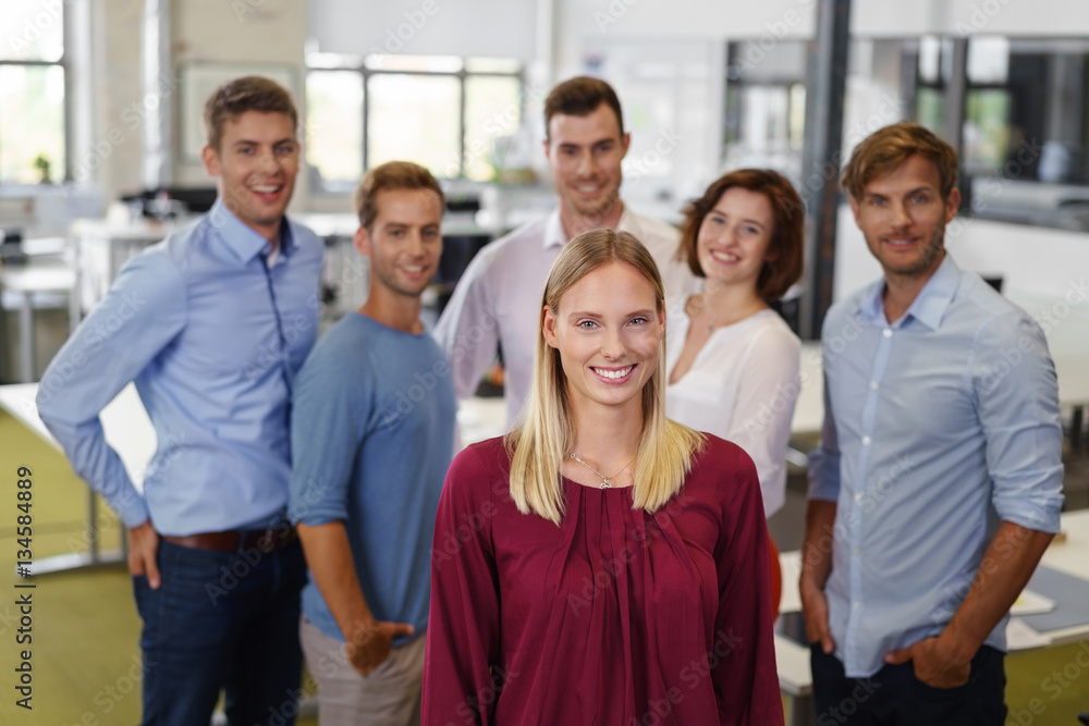 Sticker lächelnde blonde frau mit einem team im büro