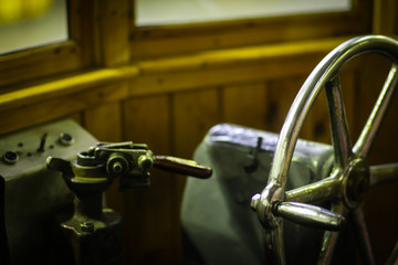 руль в старинном трамвае 