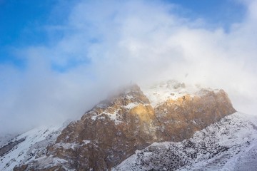 горный пейзаж, вершина в белых облаках