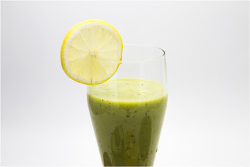 Green smoothie with lemon