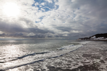 冬の海岸に寄せる波