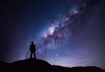 Abwaschbare Fototapete Nacht Landschaft der Milchstraße. Silhouette des glücklichen Mannes, der auf dem Berg mit Nachthimmel und hellem Stern im Hintergrund steht.