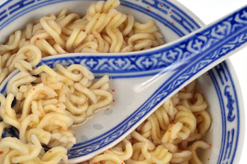 Bol de nouilles chinoises vu de dessus