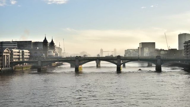 Transportes sobre el r&iacute;o T&aacute;mesis