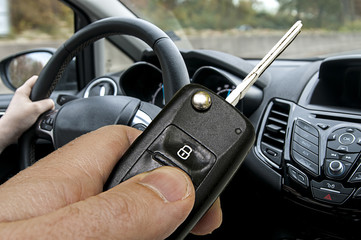 Autoschlüssel in der Hand in einem Auto