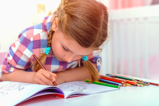 kind ist konzentriert beim malen