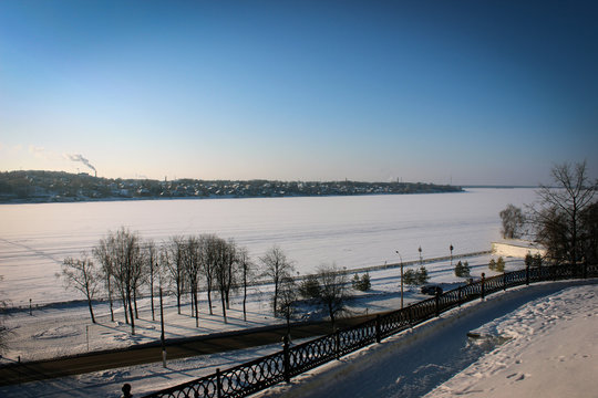 Замерзшая река Волга в Костроме, Россия