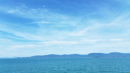 Obraz premium Clear beautiful sky with the sea and island