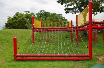 公園のメッシュ形状の遊具