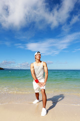 南国の美しいビーチと笑顔の男性
