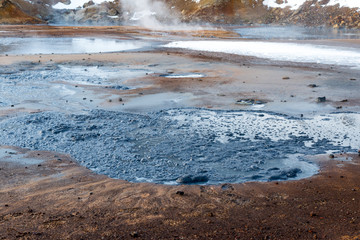 Brodelnder Schlamm auf isländischem Geothermalgebiet