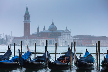 Fototapeta na wymiar Cold and misty Venetian morning