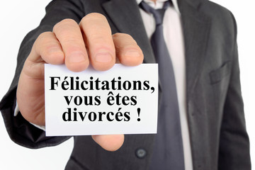 Homme tenant une carte avec écrit dessus félicitations vous êtes divorcés