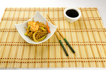 Noodles with shrimps and vegetables