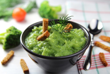 крем суп из брокколи с ржаными сухариками