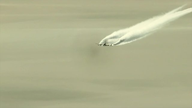 Huge Jet Plane Contrails seen from Cockpit