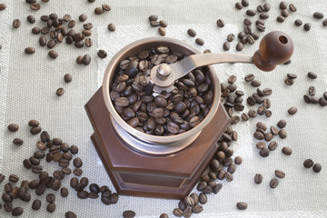 кофе в зернах в ручной кофемолке на столе