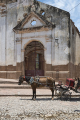 Kuba, Trinidad; Die historische Kirche , " Iglesia de Santa Ana " auf dem gleichnamigen Platz in der Altstadt von Trinidad. 