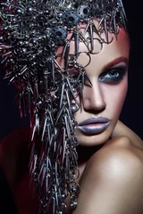 Fototapeten Fashion Beauty Model mit metallischer Kopfbedeckung und glänzendem silberrotem Make-up und blauen Augen und roten Augenbrauen auf schwarzem Hintergrund © khosrork