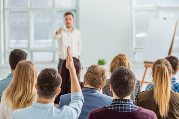 Obraz premium Prelegent na spotkaniu biznesowym w sali konferencyjnej.