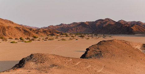 Naklejka premium Etosha parka narodowego góry krajobraz w Namibia Południowa Afryka