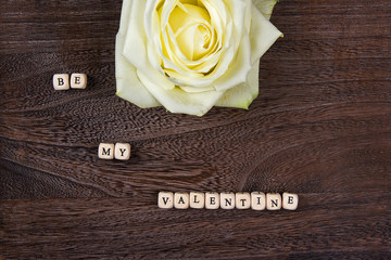 Be my valentine am Valentinstag mit Rose romantisch auf Holz