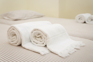 Obraz na płótnie Canvas Bed with fresh towels