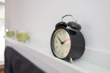 Naklejka premium Alarm clock on a shelve