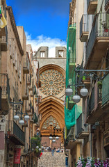 Naklejka premium La rue face à la cathédrale, Tarragone, Catalogne, Espagne