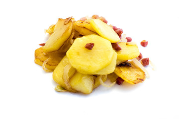 Bratkartoffeln isoliert auf weiß