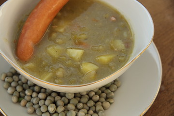 Deftiger Erbseneintopf mit Wiener