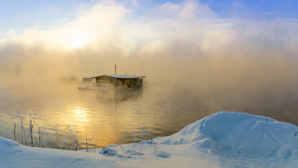 рыбацкий домик на водоеме в тумане зимой, Россия, Урал © 7ynp100