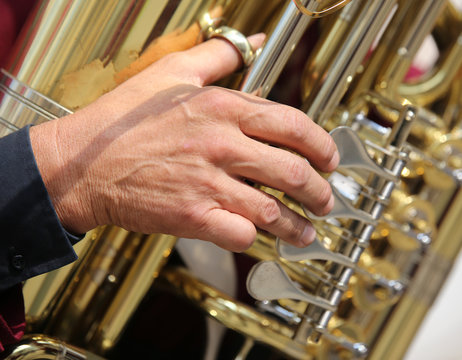 hand of player and the saxophone