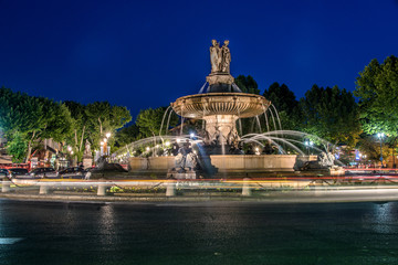 Aix en Provence, Place de la Rotonde de nuit - obrazy, fototapety, plakaty