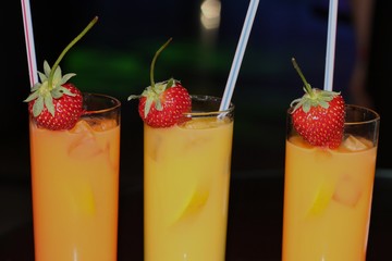 3 Orangensaft Cocktail mit Erdbeeren