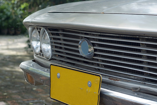 Stare stylowe auto lekko zardzewiałe 